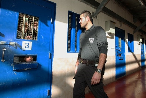 إدارة السجون تخلي قسمين في سجن عوفر وتحولهما للحجر الصحي