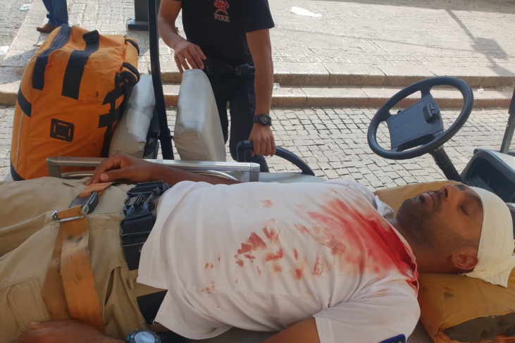 شاهد- الاحتلال يعتدي على حارس الأقصى ويعتقله بعد الاعتداء عليه