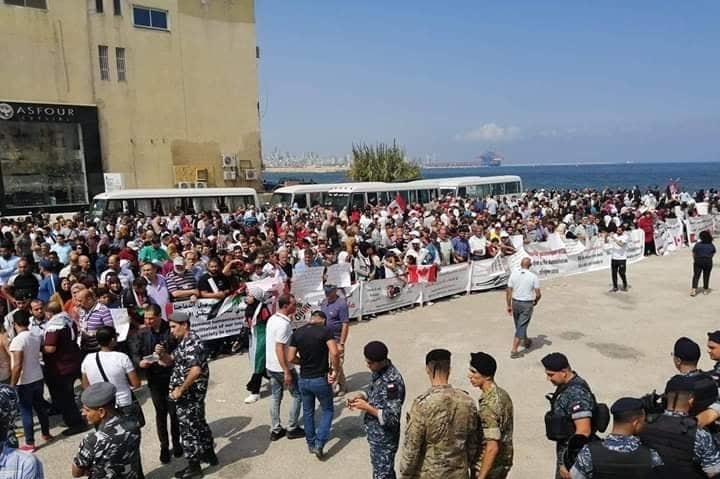 لبنان- فلسطنيون يتظاهرون أمام سفارة كندا لفتح باب اللجوء الإنساني