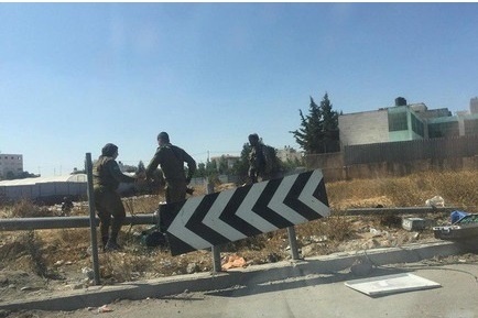 الاحتلال يعتقل شابين من بيت أمر