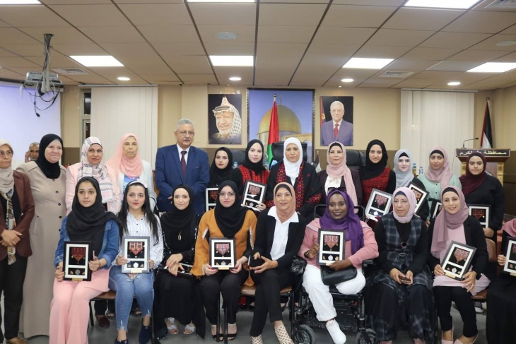 حمد تكرم نخبة من الطالبات المميزات لهذا العام