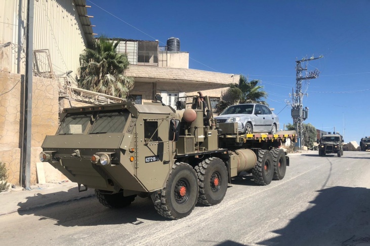 قوات الاحتلال تعتقل شابا وتصادر مركبة من بلدة بيت فجار