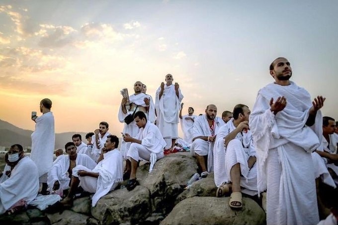 الحجاج يؤدون عند عرفات الركن الأعظم للحج
