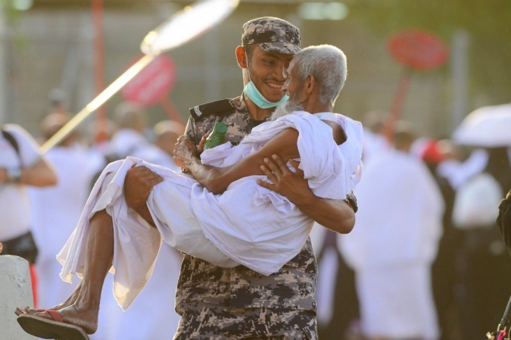 &lt;div&gt;صورة وتعليق: &lt;/div&gt;رجل أمن سعودي يحمل حاجا لاكمال مناسك الحج