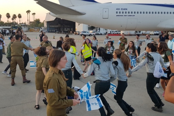 بينهم عشرات الجنود- وصول 242 مهاجرا جديدا لإسرائيل