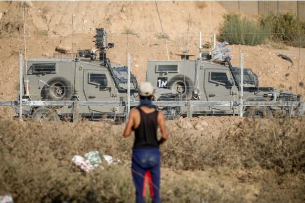 شبان يخترقون الحدود ويستولون على معدات لجيش الاحتلال