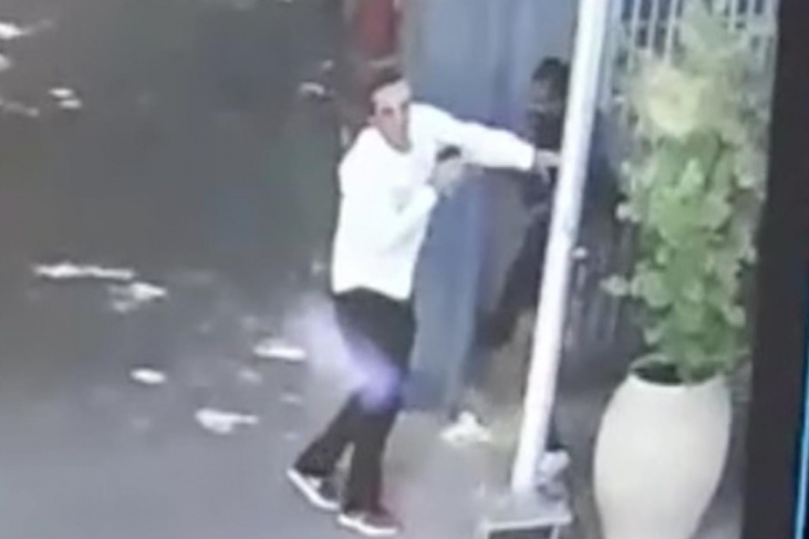 فيديو- شاب حاول خنق جندي إسرائيلي بكابل شاحن الخليوي