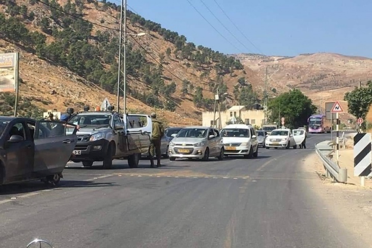 قوات الاحتلال تعتقل شابا من طمون على حاجز حوارة