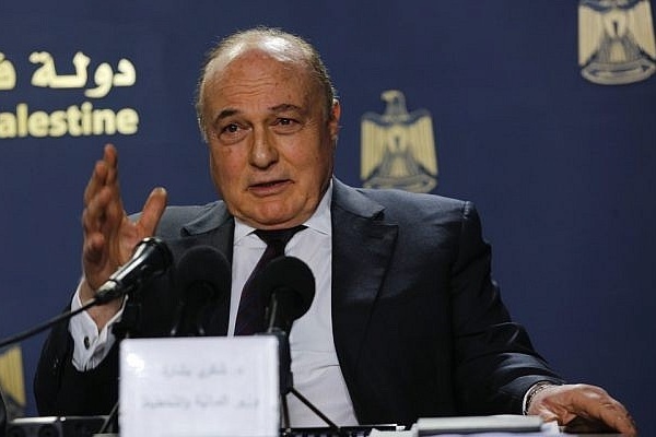 وزير المالية يعيد 81 ألف دولار لخزينة السلطة