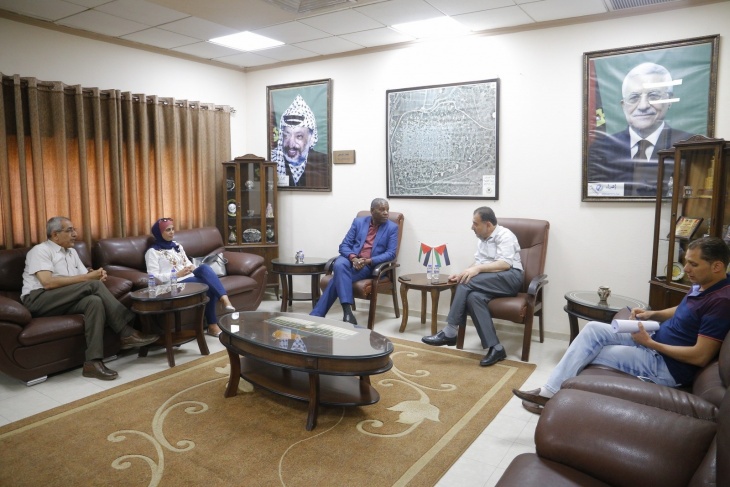 رئيس بلدية قلقيلية يلتقي مدير عام العمل الاهلي في وزارة الحكم المحلي