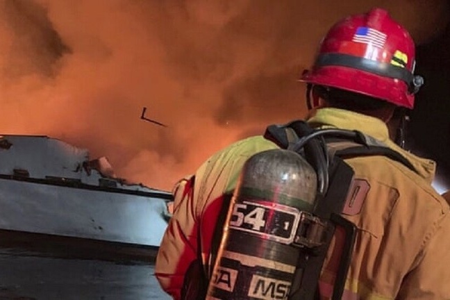 العثور على 25 جثة بعد حريق سفينة سياحية في كالفورنيا