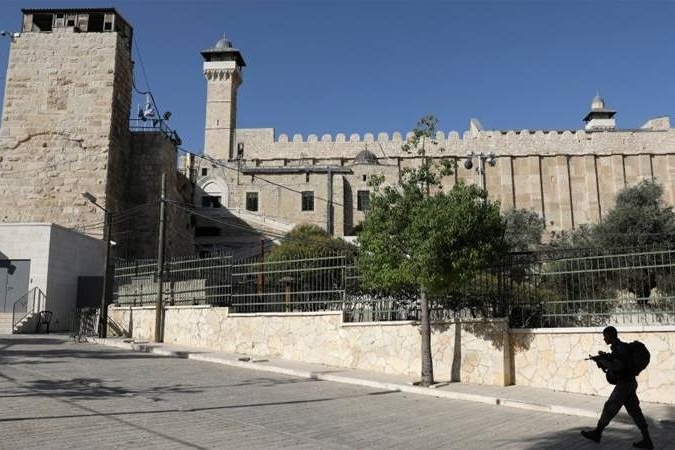 The occupation punishes Hebron and puts about 520 families in prison
