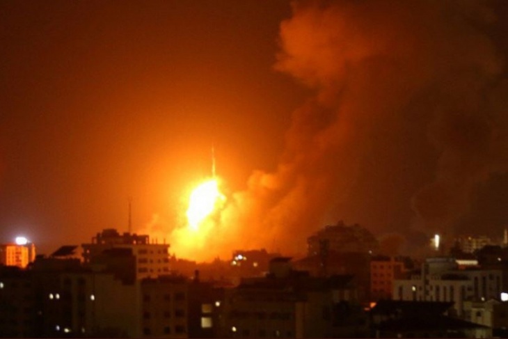 The occupation bombs several areas in the Gaza Strip