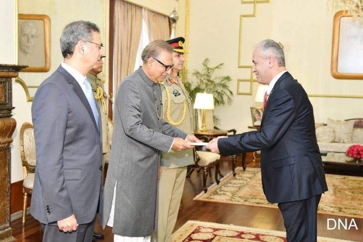 السفير ربعي يقدم أوراق اعتماده للرئيس الباكستاني