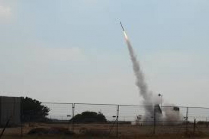 شاهد- المقاومة تطلق رشقة صواريخ واسرائيل تعلن اسقاط جزءا منها