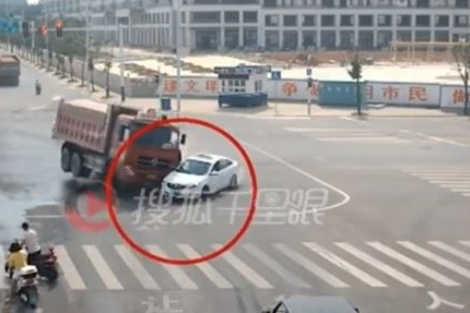 فيديو يحبس الأنفاس.. كيف هرب هذا السائق من شاحنة كادت تسحقه