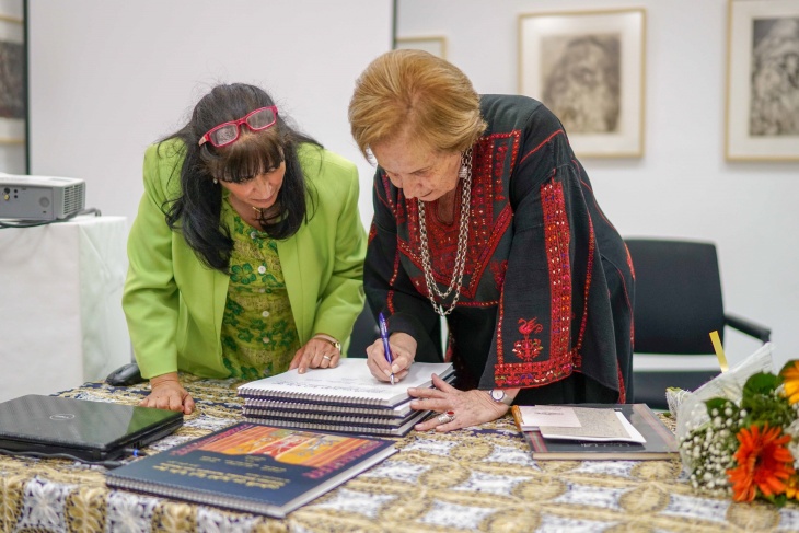 متحف جامعة بيرزيت يطلق كتاب:سبع عشرة غرزة تطريز من فلسطين-دليل تعليمات