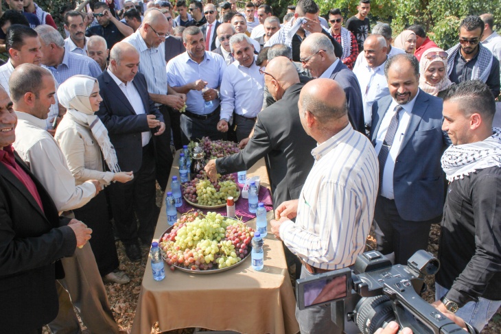 خضوري فرع العروب تحتضن فعاليات ايقاد شعلة مهرجان العنب الفلسطيني