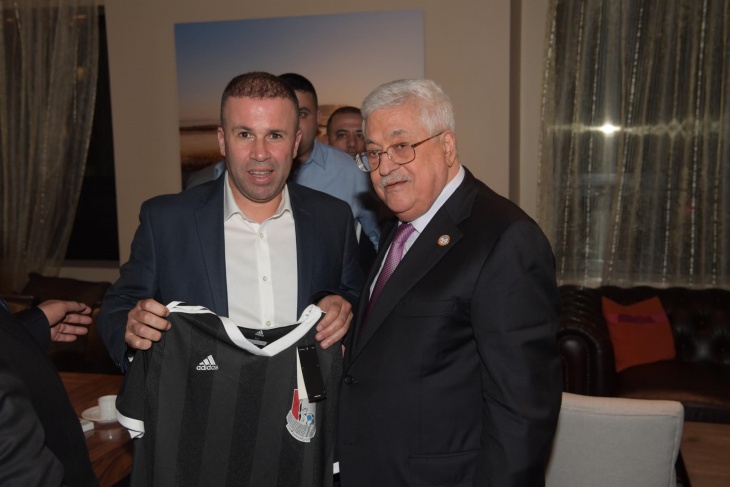 النادي الفلسطيني الأمريكي يهدي الرئيس عباس قميصه الجديد