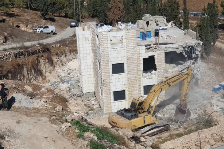فيديو وصور- الاحتلال يهدم منزلا قيد الانشاء في الخليل