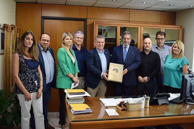 سفير فلسطين في اليونان يزور بلدية مدينة إيليون