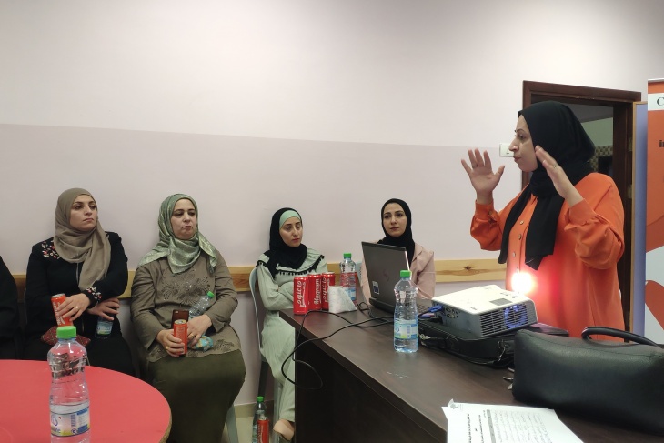 المركز الفلسطيني يعقد دائرة مستديرة حول دراسة واقع المرأة بالمخيمات