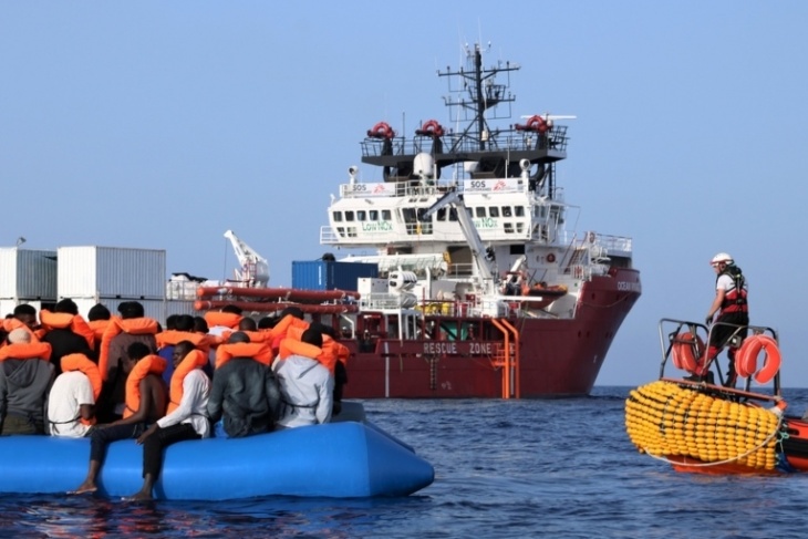 إنقاذ 50 مهاجرا إثر إنقلاب قاربهم في البحر المتوسط