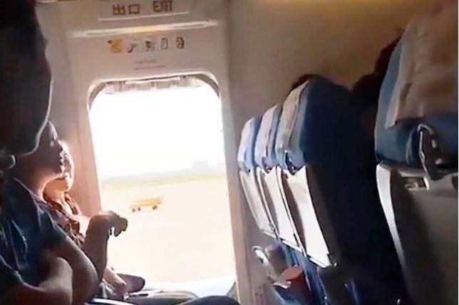 فيديو لحظة الإقلاع.. امرأة تفتح باب الطائرة