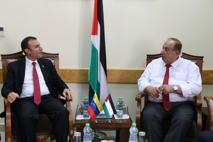 أبو مويس يبحث مع سفير فنزويلا زيادة المنح الدراسية المقدمة لفلسطين