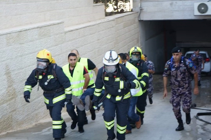 الدفاع المدني ينفذ مناورة تحاكي حدوث حريق في موقف المركبات