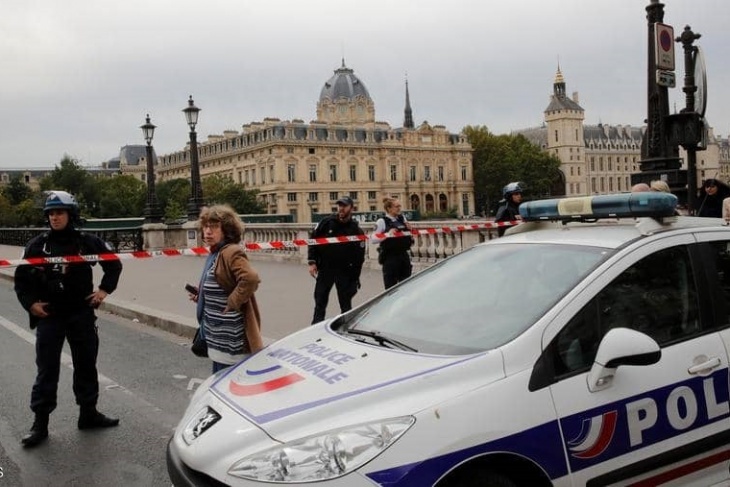 مقتل 4 أشخاص في هجوم على مركز شرطة في باريس