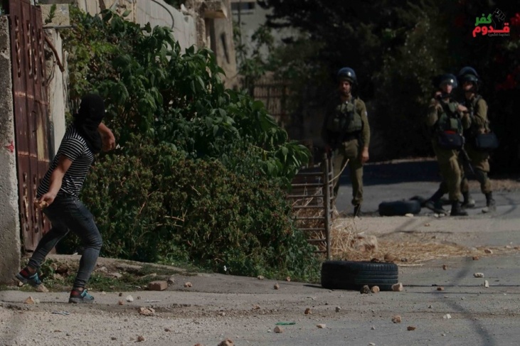 شاهد- ضابط احتلالي يضرب جنوده في كفر قدوم