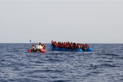 فرنسا تنقذ 31 مهاجراً في طريقهم بحراً إلى بريطانيا