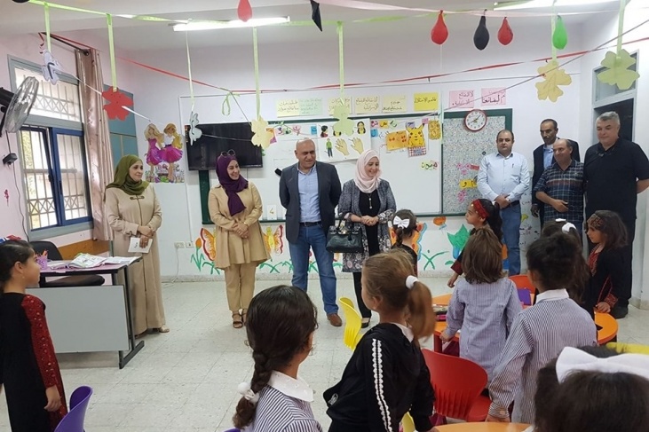 محافظ جنين يطلع على احتياجات قرية أن التوت