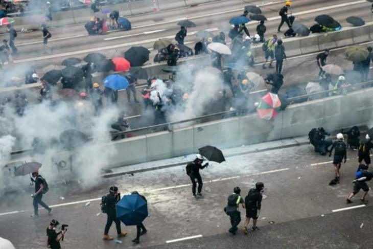 مواجهات عنيفة بين محتجين وقوات الشرطة في هونغ كونغ