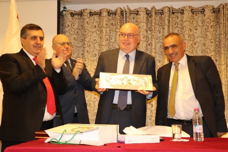 رئيس بلدية بيت لحم يكرم القاضي مفصوت من مالطا