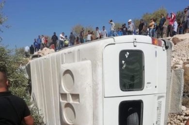 اصابة 13 طفلا في انقلاب حافلة قضاء بيت لحم