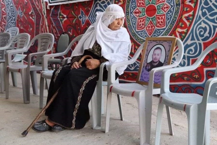 &lt;div&gt;صورة وتعليق: &lt;/div&gt;والدة الأسير أحمد غنام من دورا وحيدة بخيمة الاعتصام التضامنة مع نجلها