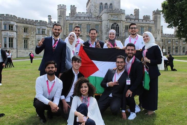 3 طلبة من جامعة القدس يجلسون على عرش قصر &quot;آشردج&quot; في لندن