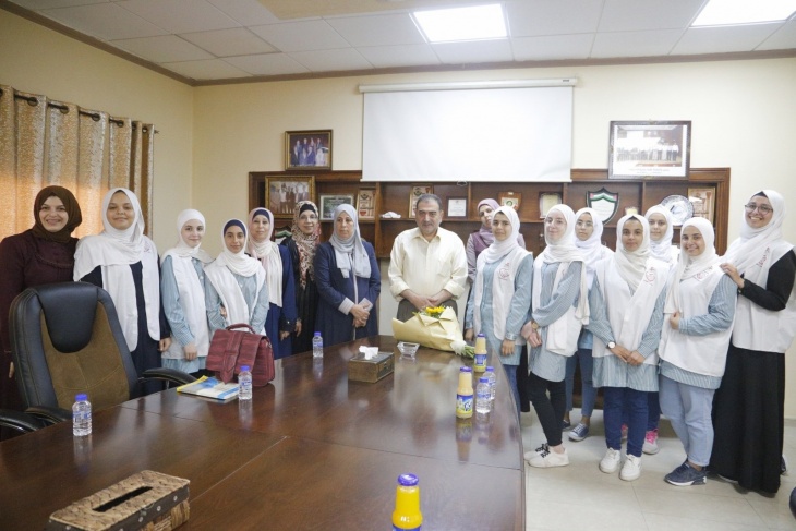 رئيس بلدية قلقيلية يستقبل وفدا من البرلمان الطلابي بمدرسة بنات الشيماء