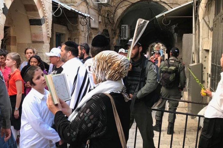 القدس- قوات الاحتلال تعتقل 3 نسوة وشابا