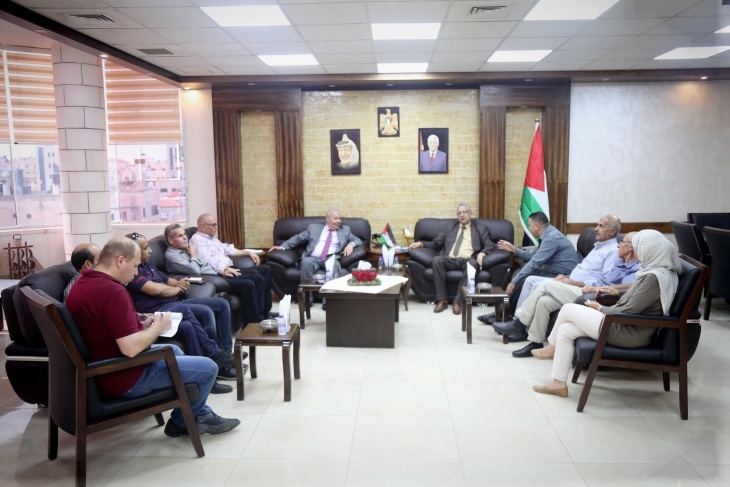 أبو بكر يطلع رئيس الجالية الفلسطينية في بريطانيا على أوضاع طولكرم