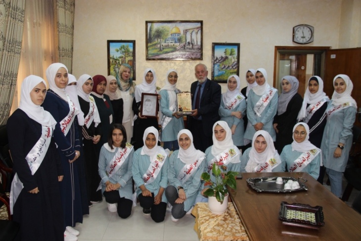 قلقيلية- مدير التربية يلتقي مع الأسر الصفية والبرلمان الطلابي