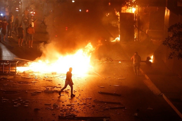 تصاعد حدة الاشتباكات في لبنان.. محاولات لاقتحام القصر الجمهوري