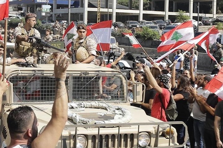 الجيش اللبناني يؤكد تضامنه مع المتظاهرين