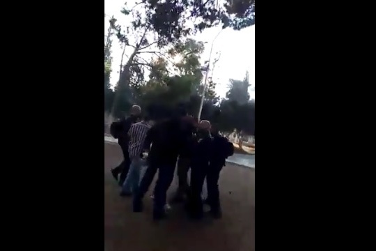 فيديو- قوات الاحتلال تعتدي على حراس الاقصى