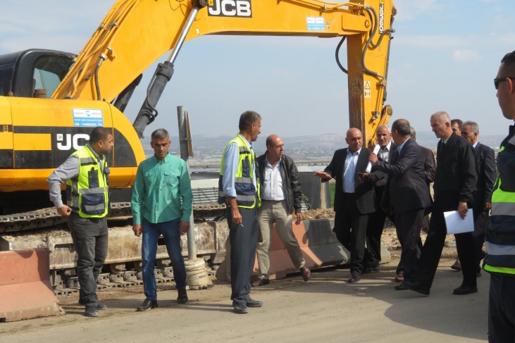 محافظ جنين وزير الأشغال يتفقدان أعمال التوسعة على شارع جنين- حيفا