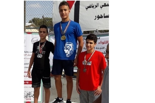 السباح أبو غربية يحرز المركز الأول ضمن بطولة فلسطين للمسافات القصيرة