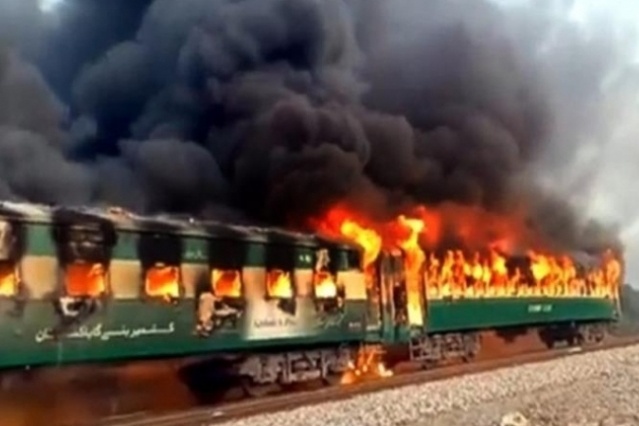 شاهد- مصرع 65 شخصا بحريق قطار في باكستان