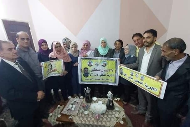الوزيرة حمد والمكتب الحركي للصحفيين يزوران عائلة الأغا ويهنئان محيسن